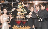汤唯（左起）、李安及王力宏等开香槟庆祝《色》片成为大赢家