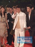 成龙带新人出席闭幕式