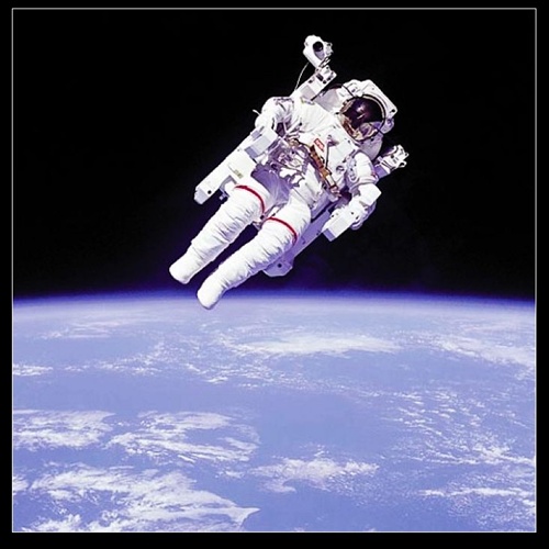 不系绳太空行走<em>照片</em>拍摄于1984年--<em>宇航员</em>布鲁